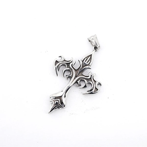 Pendentif croix gothique vintage en acier titane avec motif flamme pour hommes