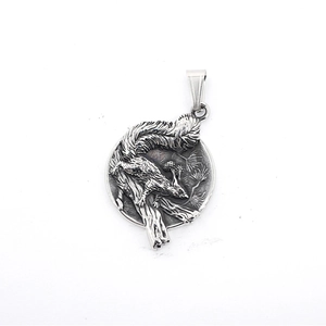 Collier vintage en acier titane avec pendentif écureuil rond en relief argenté vieilli