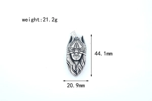 Dimensions détaillées du pendentif loup vintage mesurant 44,1 mm par 20,9 mm