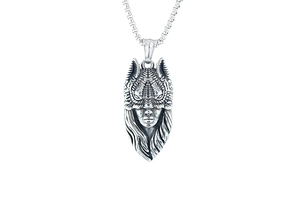 Vue détaillée d'un pendentif tête de loup argenté rétro avec gravures sur une chaîne box
