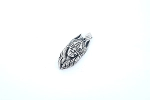 Pendentif guerrier loup rétro détaillé avec gravure complexe et finition antique