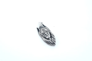Détail du pendentif tête de loup en acier titane rétro avec texture oxydée