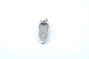 Vue arrière du pendentif loup en acier titane avec structure creuse en nid d'abeille