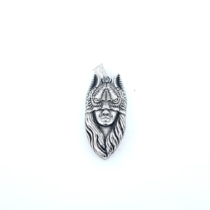 Pendentif gothique vintage avec fille loup-garou en acier inoxydable de qualité