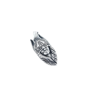 Pendentif loup-garou vintage en acier titane avec finition détaillée en argent oxydé