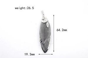 Vista dettagliata del ciondolo a forma di pesce con misure 64,2 mm per 19,3 mm su bianco