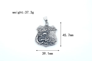Détail du pendentif bouclier moto Route 66 en acier avec indication du poids et de la taille