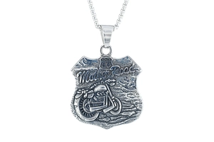 Détail du pendentif bouclier vintage avec gravure moto Route 66 et chaîne en acier
