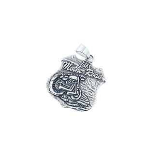 Pendentif vintage en acier avec motif de moto Route 66 sur un fond blanc épuré