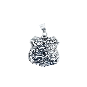 Pendentif bouclier Route 66 vintage en acier titane argenté avec relief de moto