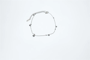 Détail du bracelet en acier argenté à perles avec fermoir mousqueton réglable