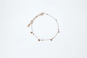 Détail du bracelet en acier titane avec perles polies, fermoir mousqueton et chaîne d'extension