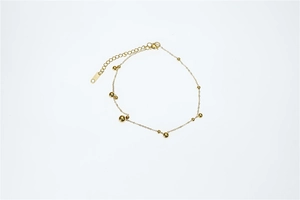 Vue détaillée d'un bracelet à perles en acier titane doré avec fermoir mousqueton et extension