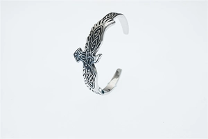Dettaglio del bracciale rigido aquila vintage con motivo a nodi celtici sulle ali