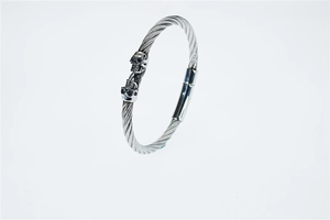 Dettaglio del bracciale a cavo in acciaio argento con doppio teschio stile gotico