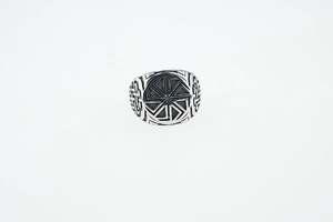 Détail de la bague Viking avec symbole solaire Kolovrat et gravures de nœuds celtiques