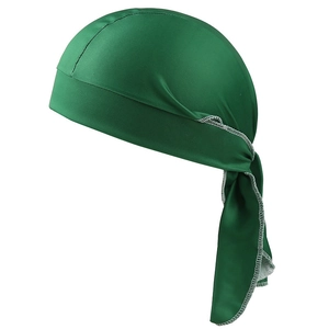 Dunkelgrüner Satin Durag mit weißen Nähten und langen Bändern für die Haarpflege