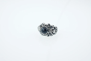 Vue macro des gravures de crâne et pierre noire sur bague en acier gothique
