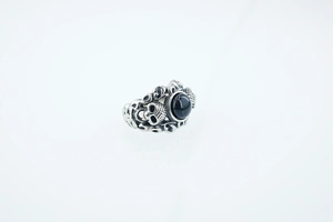 Détail d'une bague gothique en forme de crâne avec onyx noir et fini acier vintage