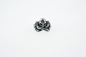 Vue détaillée d'une bague tête de mort argentée au design gothique et punk vintage