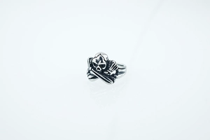 Vue détaillée de la bague crâne en argent rétro avec design gothique punk