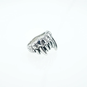 Gothic punk wolf fang ring in silver titanium steel with detailed beast claw texture