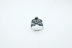 Détails de l'arrière ajouré de la bague tête de mort gothique en argent vintage poli