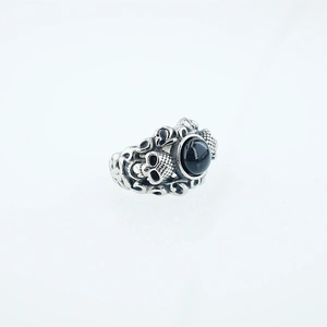 Bague gothique punk avec crâne vintage et pierre noire sertie en argent vieilli