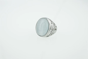 Détail d'une bague vintage sertie d'une pierre ovale bleu clair et gravures filigranes