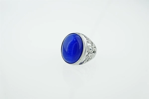 Vue détaillée de la bague rétro en argent avec pierre oeil-de-chat bleue et gravures