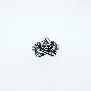 Bague gothique tête de mort pour homme avec yeux rouges et finition argent poli
