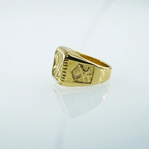 Bague chevalière rétro hip-hop en acier doré avec relief d'aigle poli pour hommes à la mode