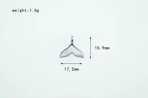 Gedetailleerd beeld van zilveren walvisstaart hanger met maten 17,2mm bij 15,9mm