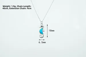 Vista macro de colgante de caballito de mar con ópalo y medidas de cadena 40cm