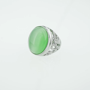 Bague vintage en acier argenté avec pierre œil-de-chat verte et détails filigranes