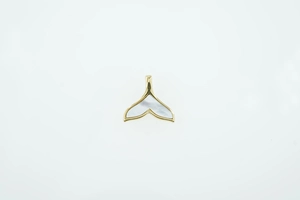 Detail van de gouden walvisstaart hanger met witte parelmoer inleg en glanzende afwerking
