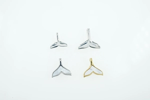 Detail van walvisstaart kettingen van titanium in diverse maten en met schelp inlays