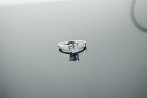 Vue macro d'une bague moissanite en argent à quatre griffes avec un grand diamant rond