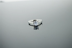 Vue macro d'une bague moissanite classique avec sertissage à quatre griffes en argent poli