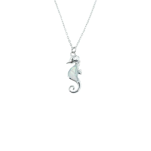 Elegante colgante de caballito de mar plateado con incrustación de ópalo blanco