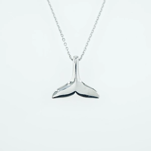 Gepolijste titanium stalen walvisstaart hanger ketting met een slanke zilveren afwerking