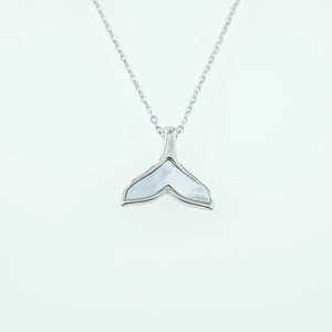 Elegante walvisstaart hanger met glanzend parelmoer aan een zilveren schakelketting
