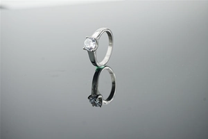 Vue détaillée de la bague en moissanite avec serti à quatre griffes et anneau poli miroir
