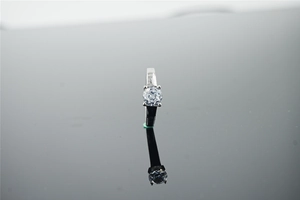 Vue détaillée de la bague en moissanite argentée avec sertissage classique à 4 griffes