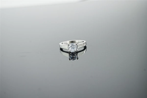 Macro d'une bague en moissanite avec diamant rond brillant serti de quatre griffes robustes