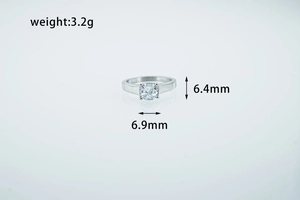 Vue détaillée de la bague en moissanite argentée avec poids de 3,2g et taille de 6,4mm
