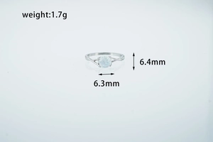 Détails d'une bague en argent avec opale blanche, poids de 1,7g et taille de pierre 6,4mm
