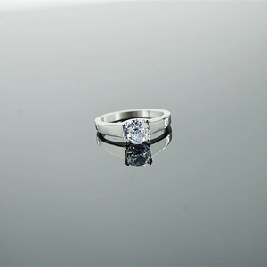 Bague Solitaire Homme en Acier Titane Classique Quatre Griffes Strass Rond Bague de Mariage et Fiançailles Couleur Argent Bijoux