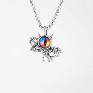 Collana con pendente piccolo diavolo in acciaio al titanio e occhio arcobaleno