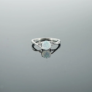 Bague vintage en argent avec opale ronde et anneau au design entrelacé élégant